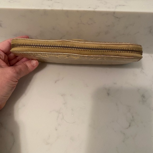 Tory Burch gold zipper wallet with gold logo - Picture 5 of 9